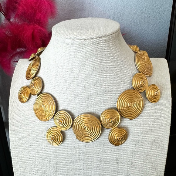 Vintage Gold Tone Swirl Circle Necklace - Picture 9 of 11